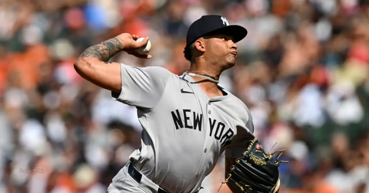 Luis Gil lanzando con Yankees