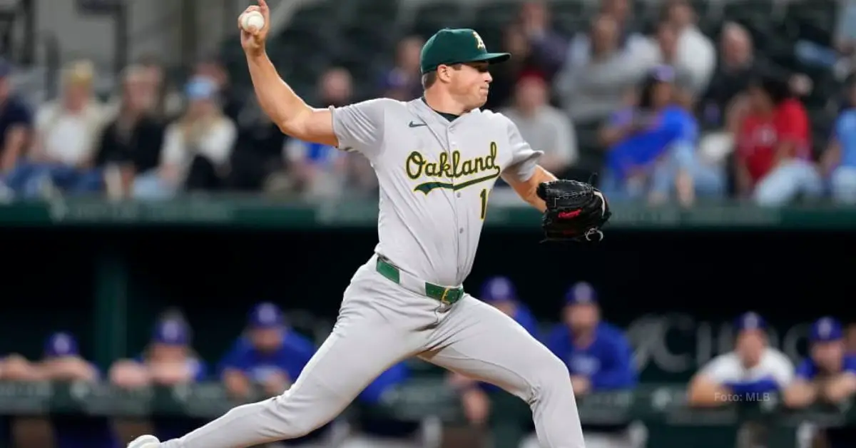 Mason Miller lanzando con Oakland Athletics