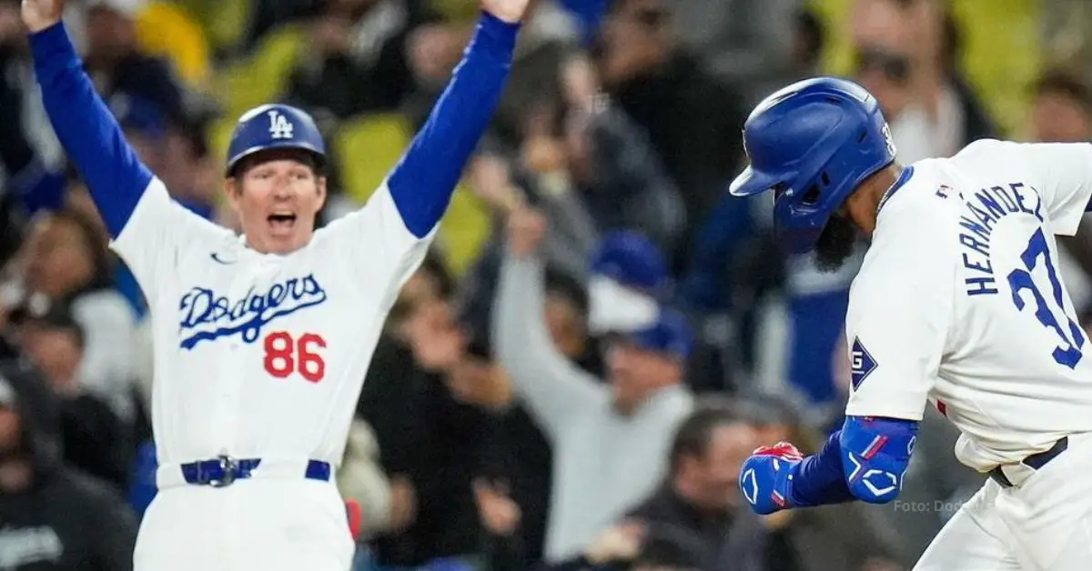 Clayton McCullough celebrando un jonron de Teoscar Hernández con Los Angeles Dodgers