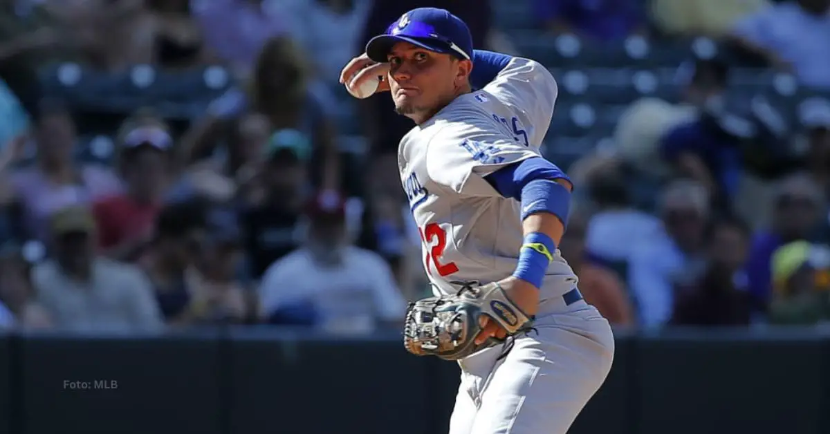 Miguel Rojas en el campocorto con Los Angeles Dodgers