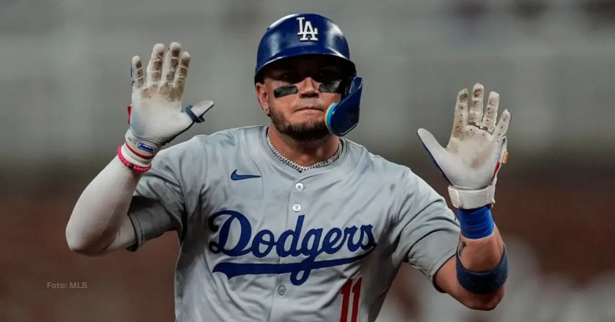 Miguel Rojas haciendo gestos hacia el dugout de Los Angeles Dodgers