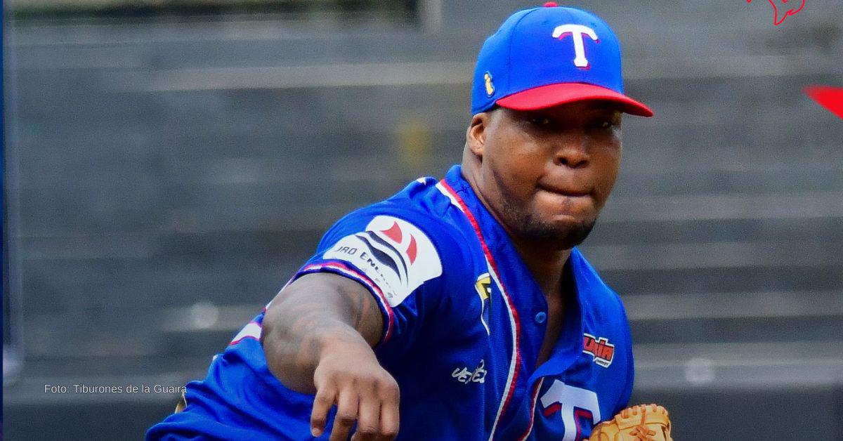 Miguel Romero con uniforme de Tiburones de la Guaira