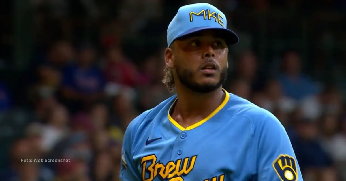 Freddy Peralta con el uniforme de Milwaukee Brewers