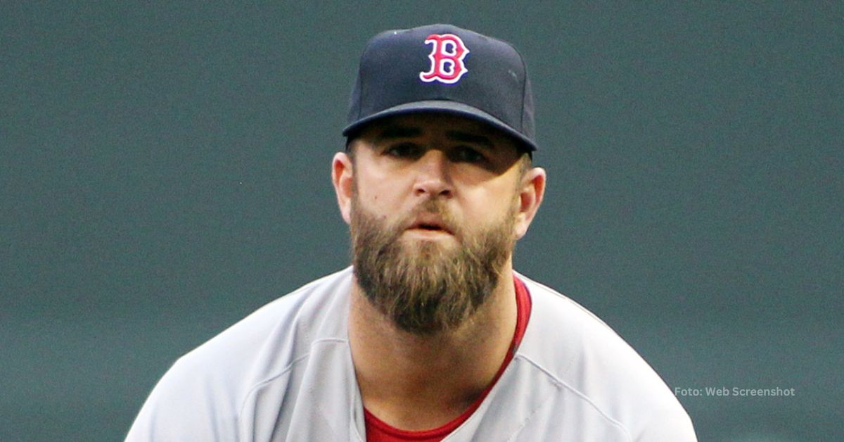 Cincinnati Reds firmó contrato con Mike Napoli, quien viene de desempeñarse como coach de primera base en Chicago Cubs.