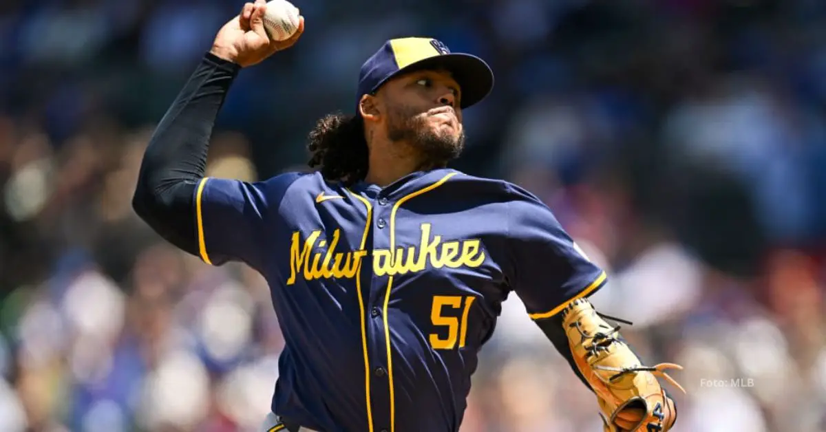 Freddy Peralta con el uniforme de Milwaukee Brewers