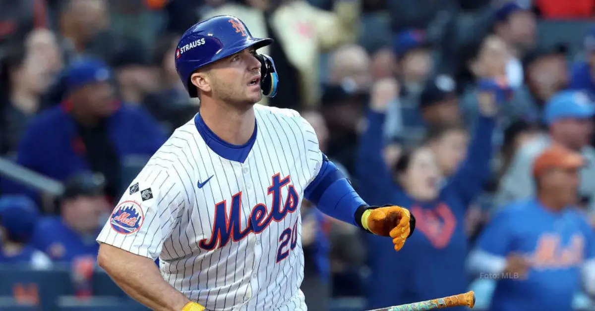 Pete Alonso observando un cuadrangular con New York Mets