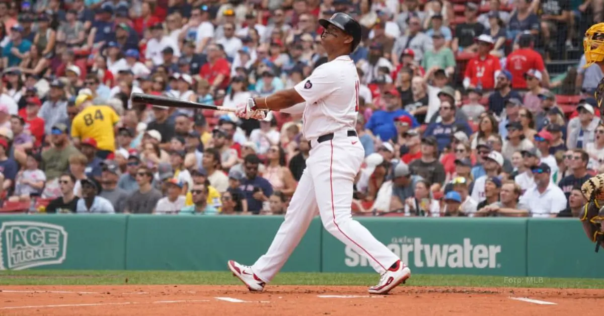 Rafael Devers bateando con Boston Red Sox