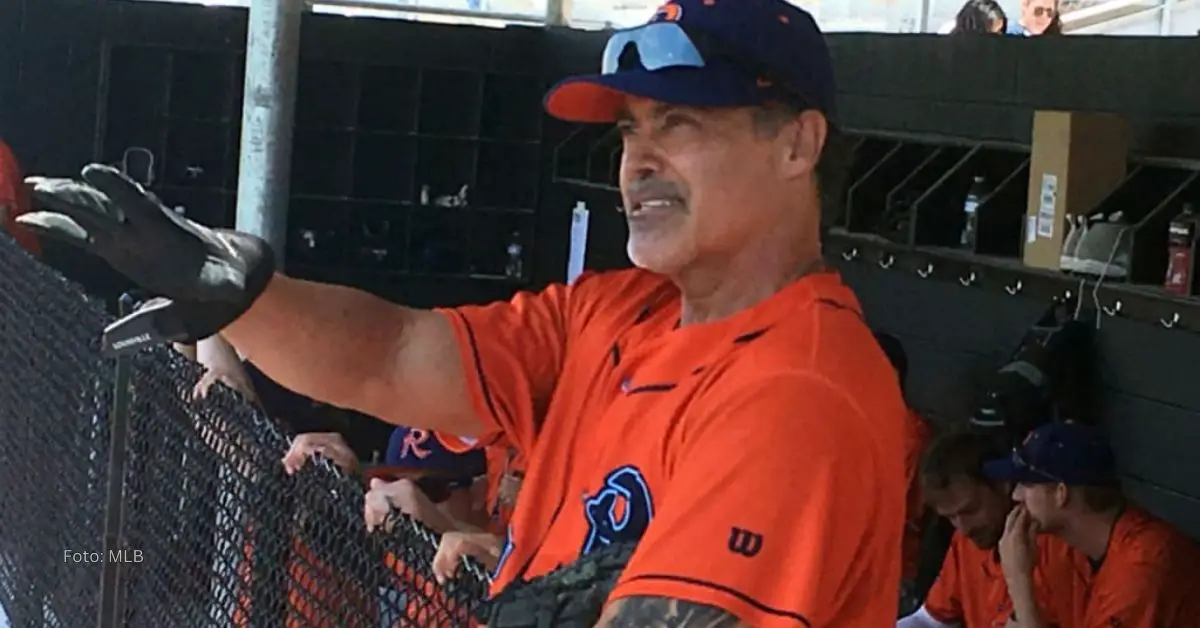 Rafael Palmeiro en dugout de estadio de beisbol