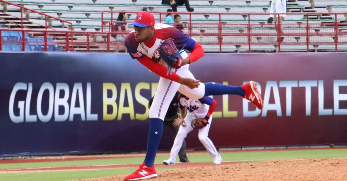 Raidel Martínez lanzando con Cuba ante Australia