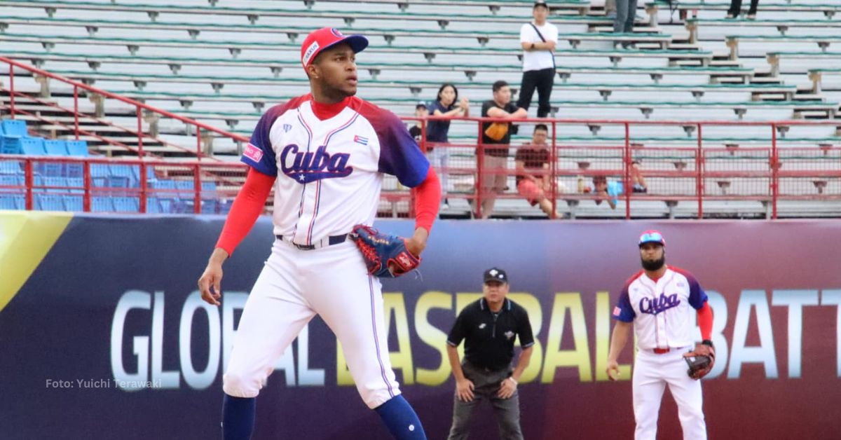 Raidel Martínez con el uniforme del equipo Cuba en el Premier 12