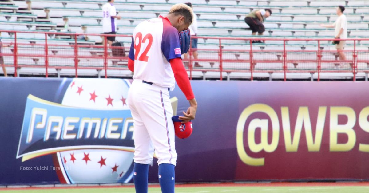 Raidel Martínez en la lomita con equipo Cuba