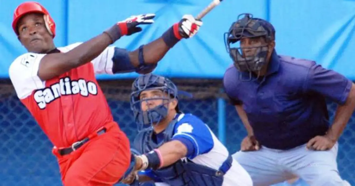 Reutilio Hurtado haciendo swing con el equipo de Santiago de Cuba