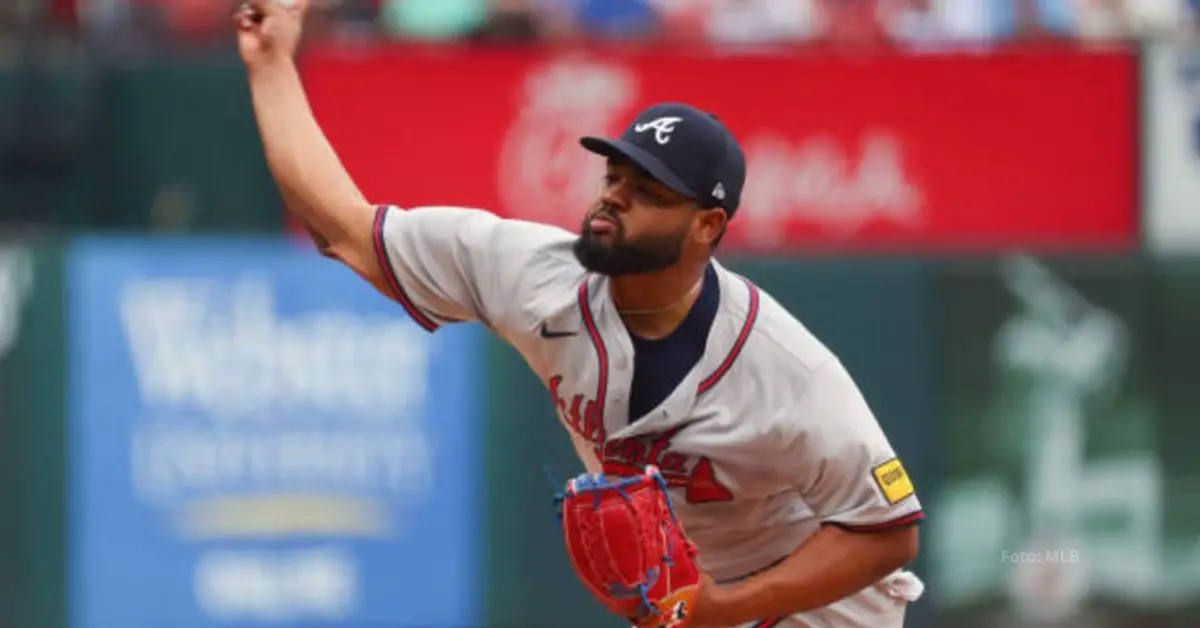 Reynaldo Lopez lanzando con Atlanta Braves