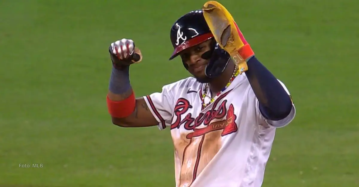 Ronald Acuña Jr celebrando robo de base con Atlanta Braves