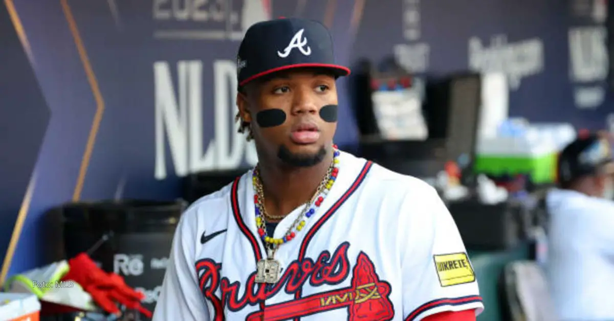 Ronald Acuña Jr. con el uniforme de Atlanta Braves.