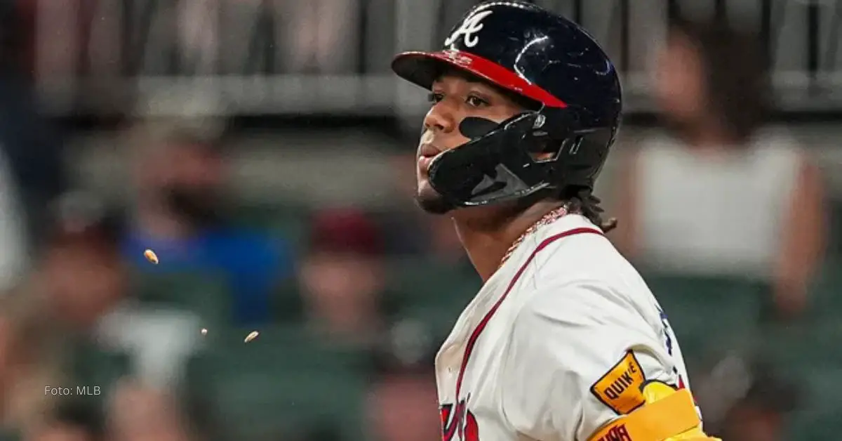 Ronald Acuña Jr. con el uniforme de Atlanta Braves.