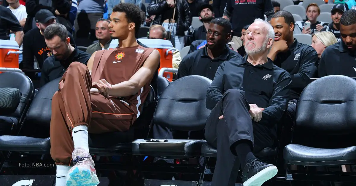 Gregg Popovich en el banquillo junto a Victor Wembanyama y San Antonio Spurs.