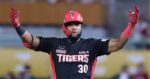 Sócrates Brito con el uniforme del conjunto Kia Tigers de la KBO