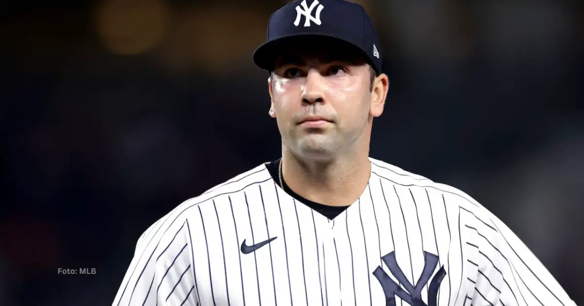 Lou Trivino con el uniforme de New York Yankees