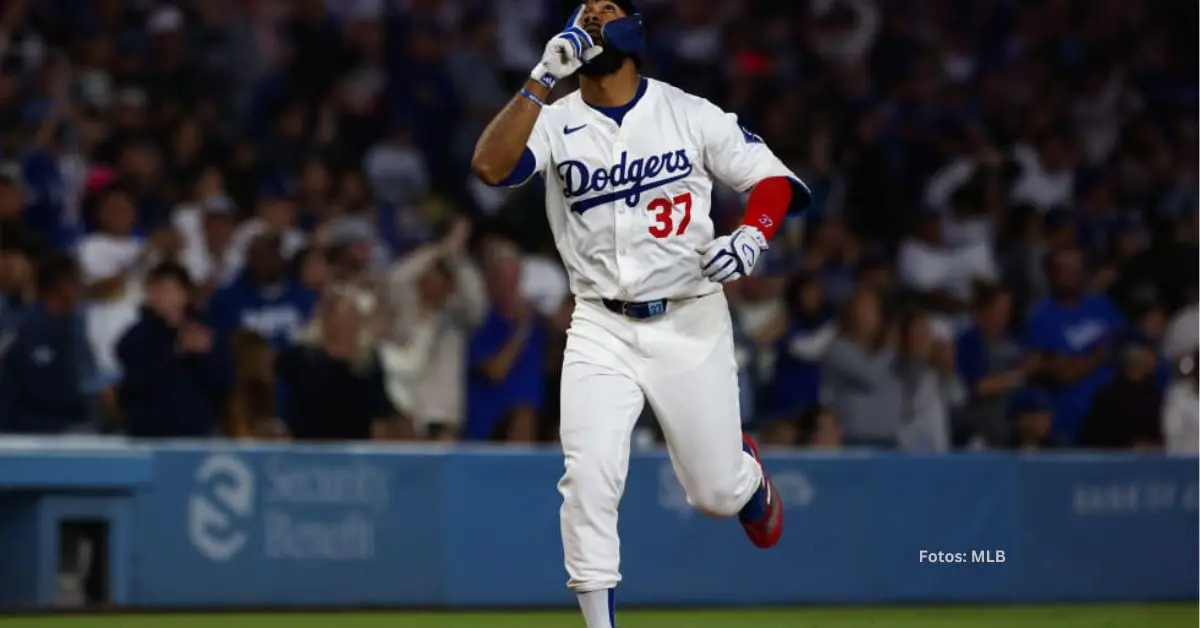 Teoscar Hernández señalando al cielo tras cuadrangular con Los Angeles Dodgers