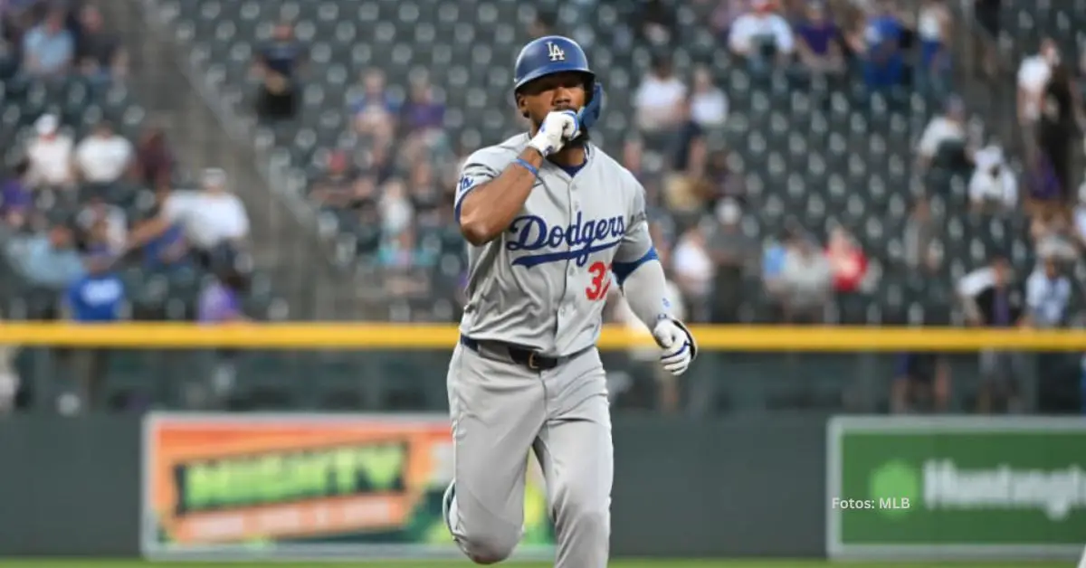 Teoscar Hernández llegando al home plate tras cuadrangular