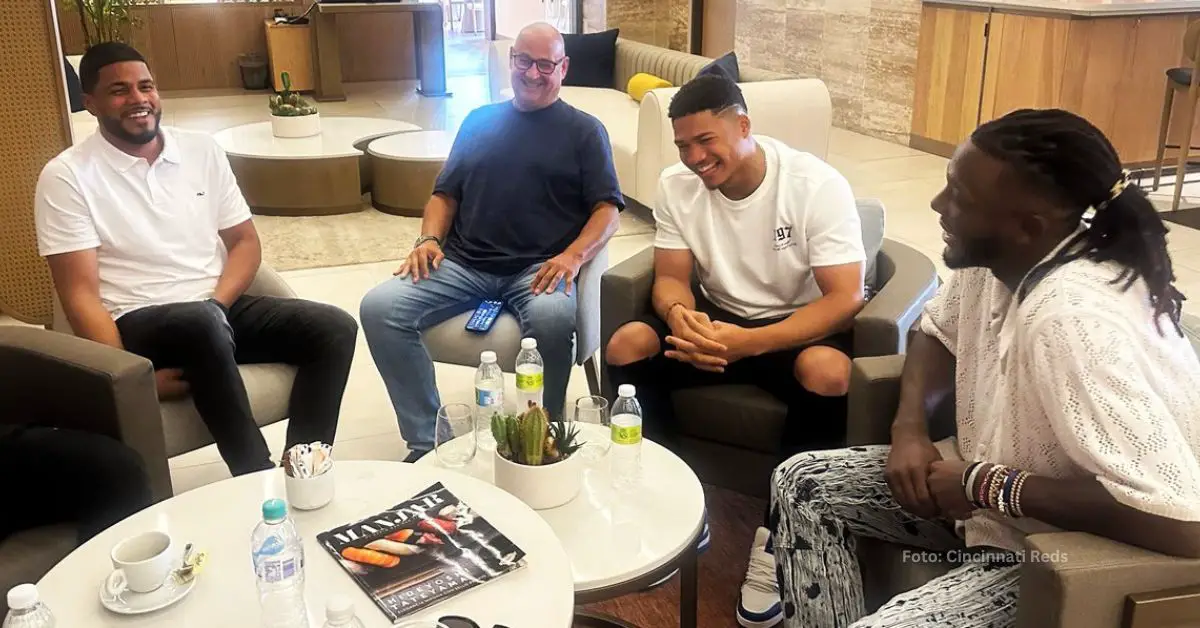 Terry Francona reunido con Elly De La Cruz, Jeimer Candelario y Noelvi Marte