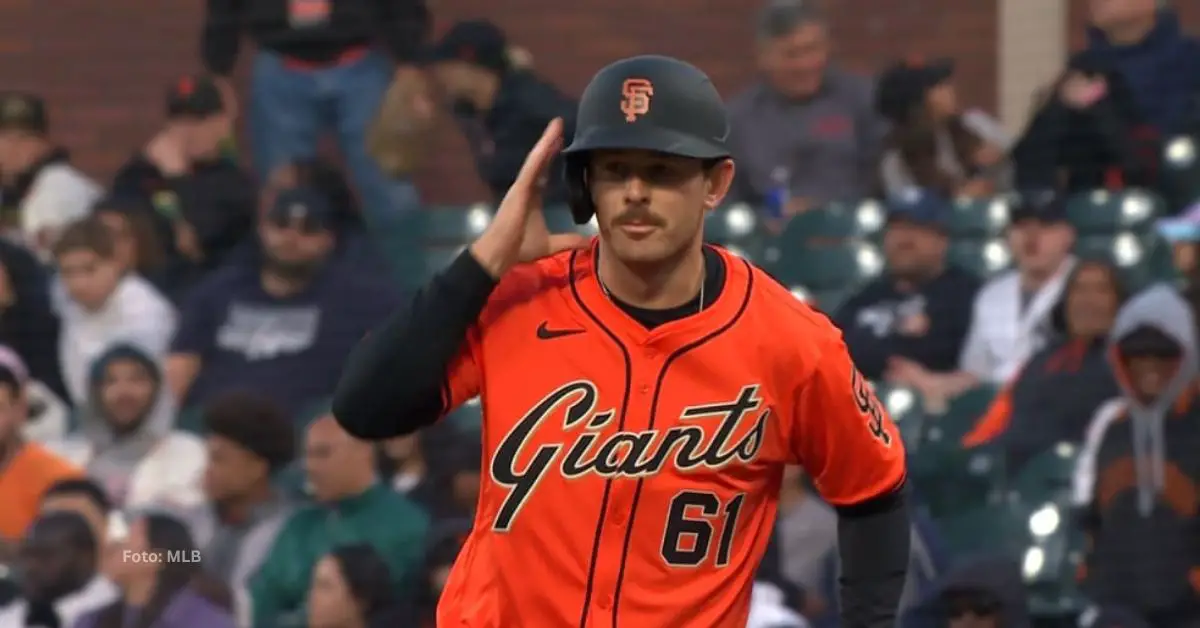 Trenton Brooks en primera tras dar su primer hit en San Francisco Giants