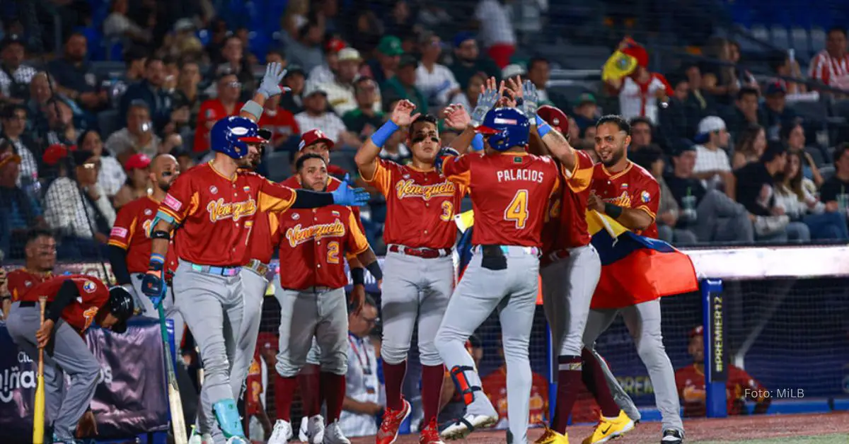 Equipo de Venezuela celebrando triunfo de beisbol