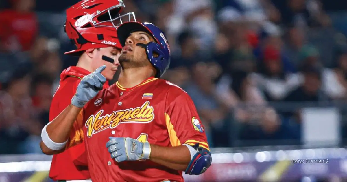 Jermaine Palacios celebrando jonrón con Venezuela