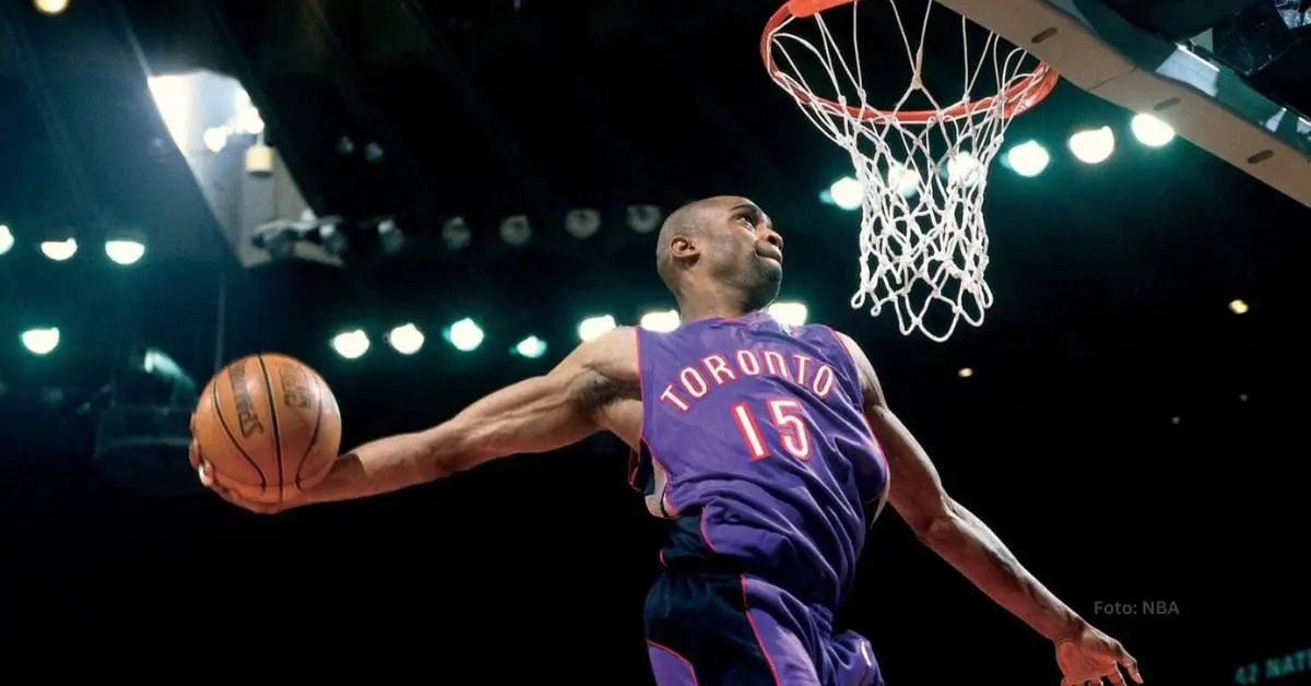 Vince Carter a punto de hacer una cesta con Toronto Raptors