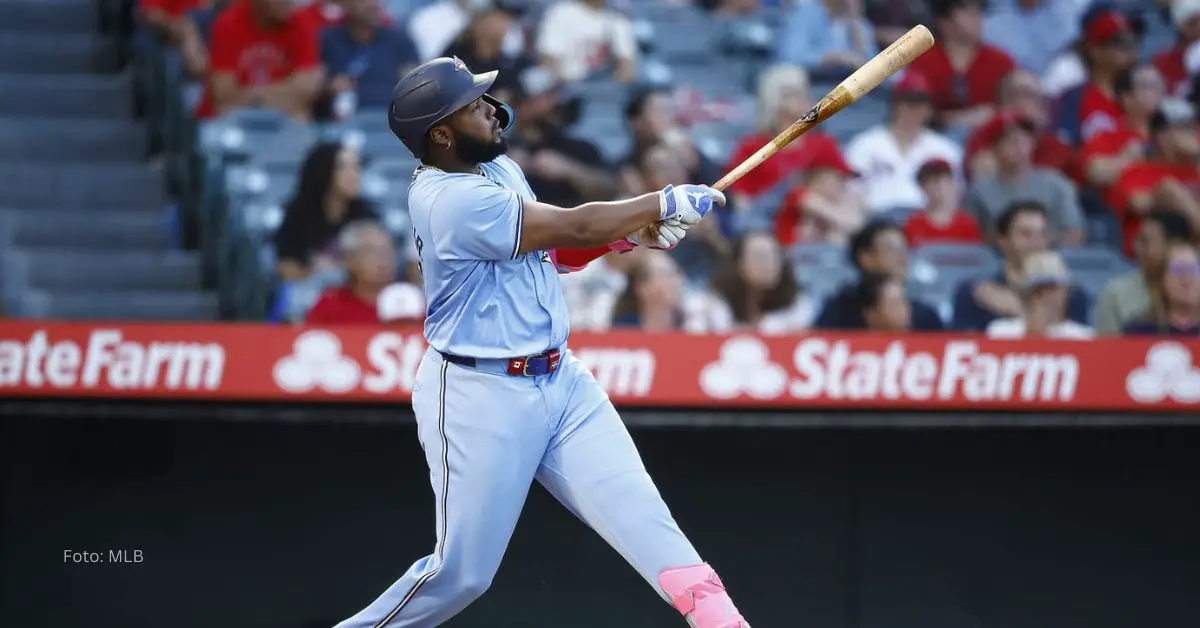 Vladimir Guerrero Jr bateando con Toronto Blue Jays