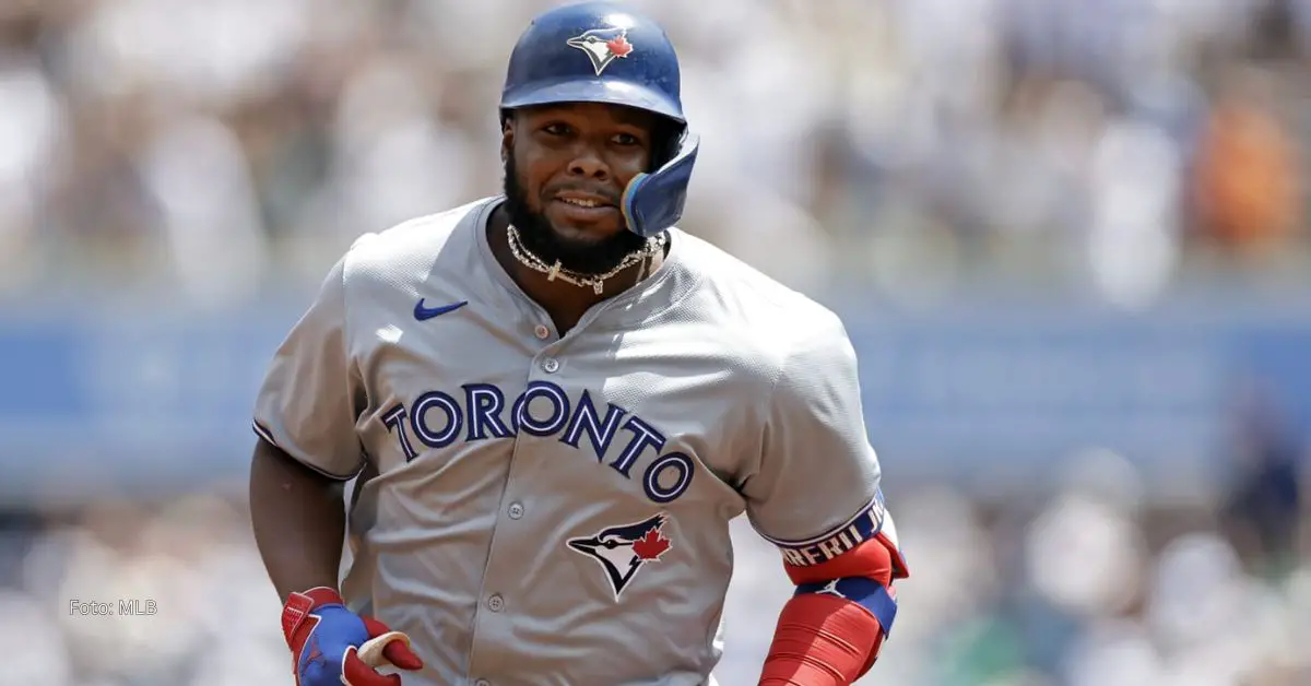 Vladimir Guerrero Jr sonriendo con Toronto Blue Jays