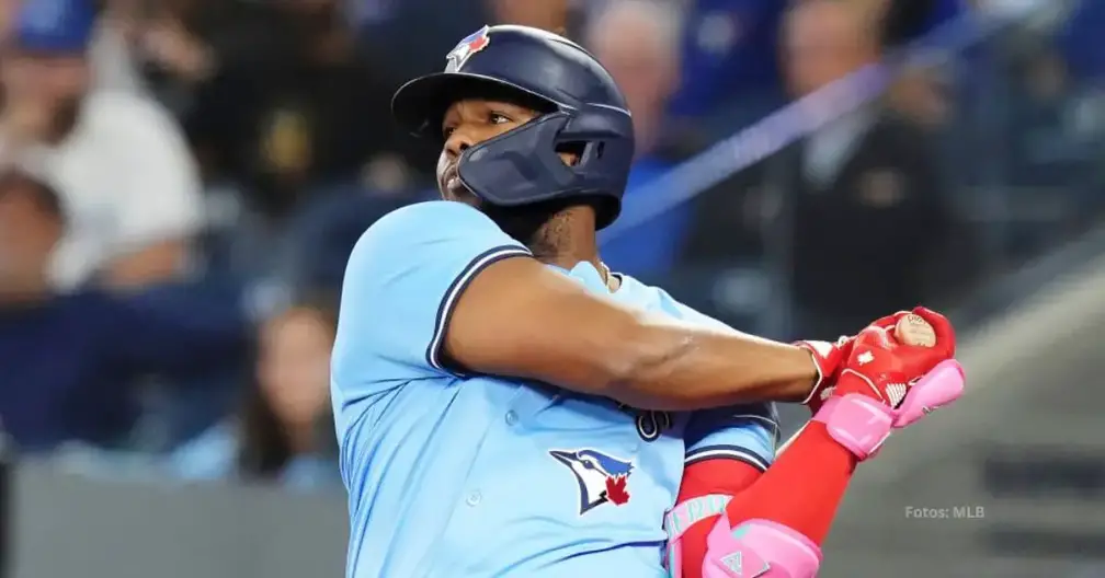 Vladimir Guerrero Jr. haciendo swing con el conjunto de Toronto Blue Jays