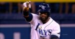 Yandy Díaz haciendo gestos hacia el dugout de Tampa Bay Rays tras doble