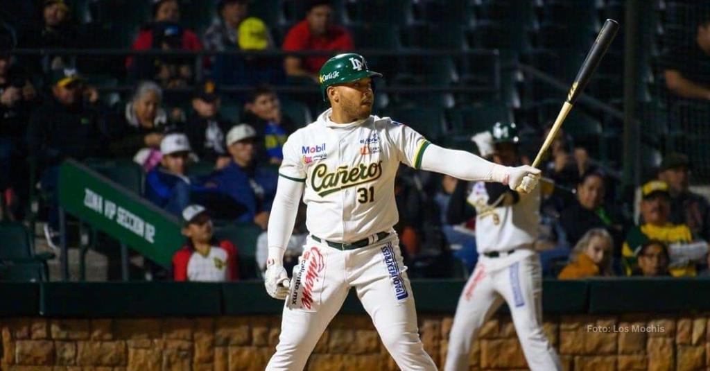 Yasmany Tomás bateando con el conjunto de Los Monchis en México. Equipo Cuba