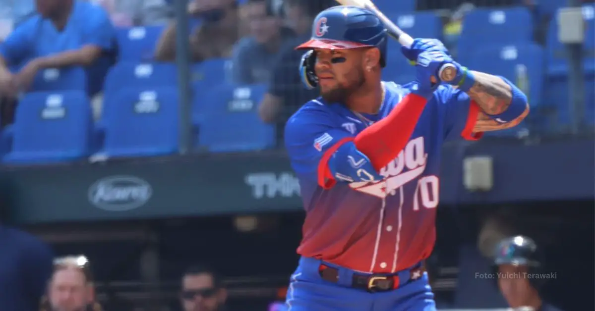 Yoan Moncada tomando un turno con el Equipo Cuba