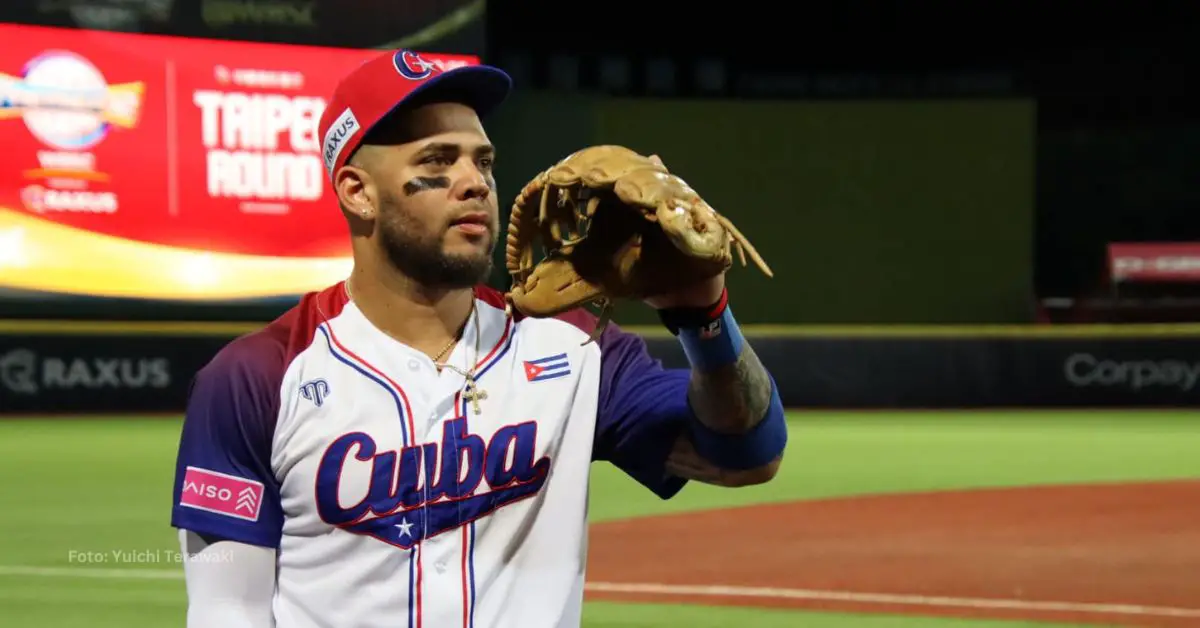 Yoan Moncada con el equipo Cuba en el Premier 12