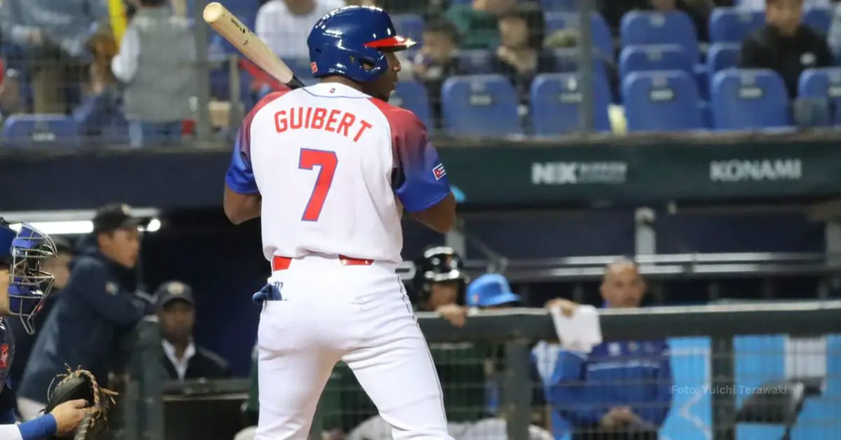 Yoelquis Guibert tomando un turno con el equipo Cuba