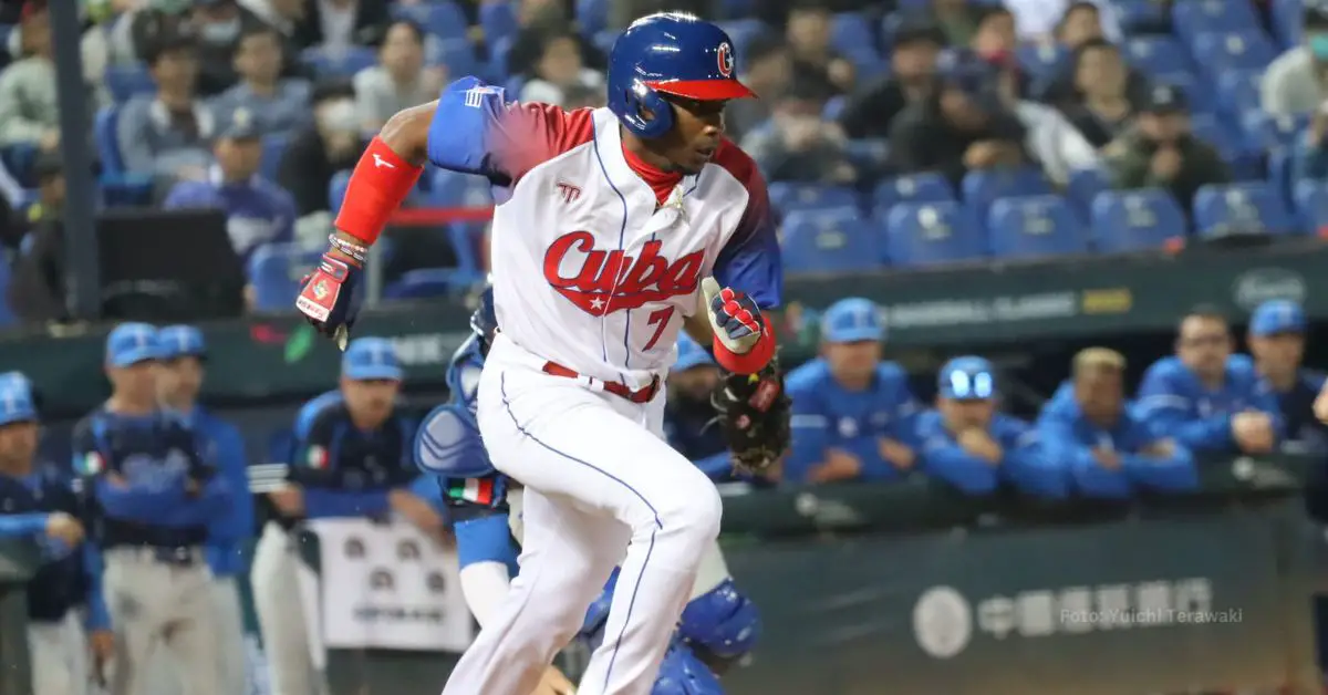 Yoelquis Guibert bateando con el equipo de Cuba