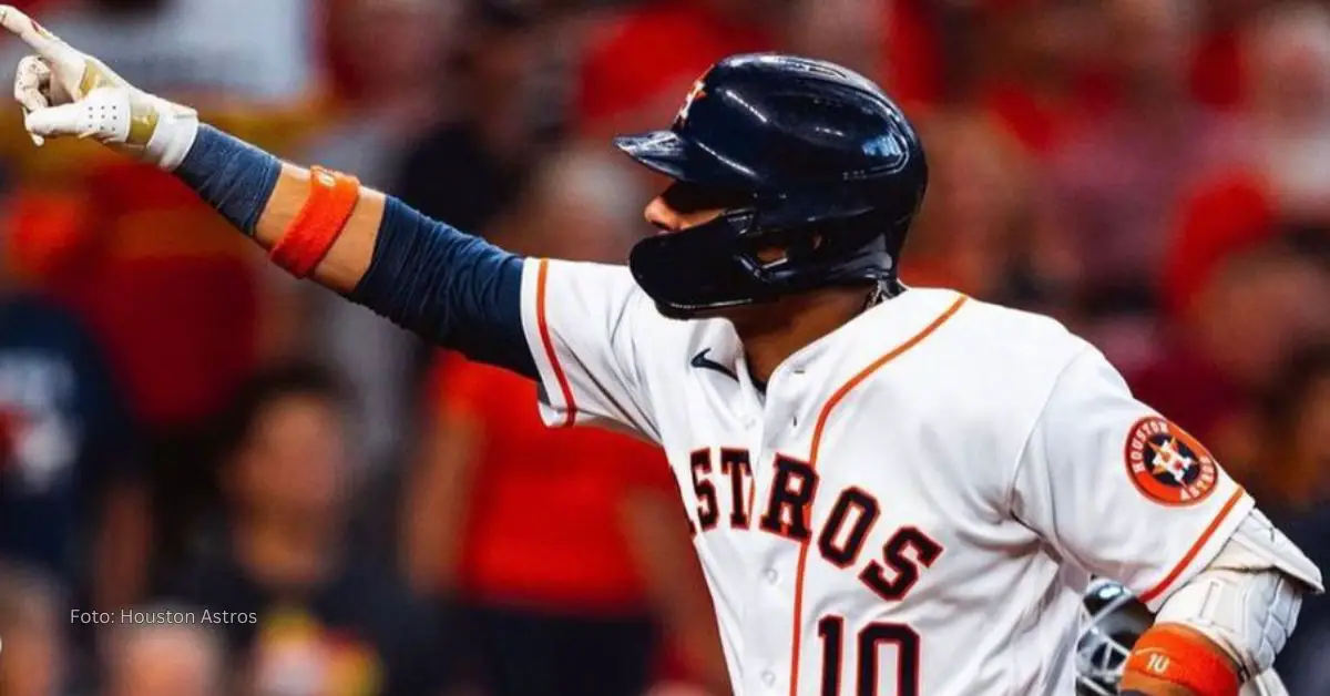 Yuli Gurriel apuntando con la mano con uniforme de Houston Astros