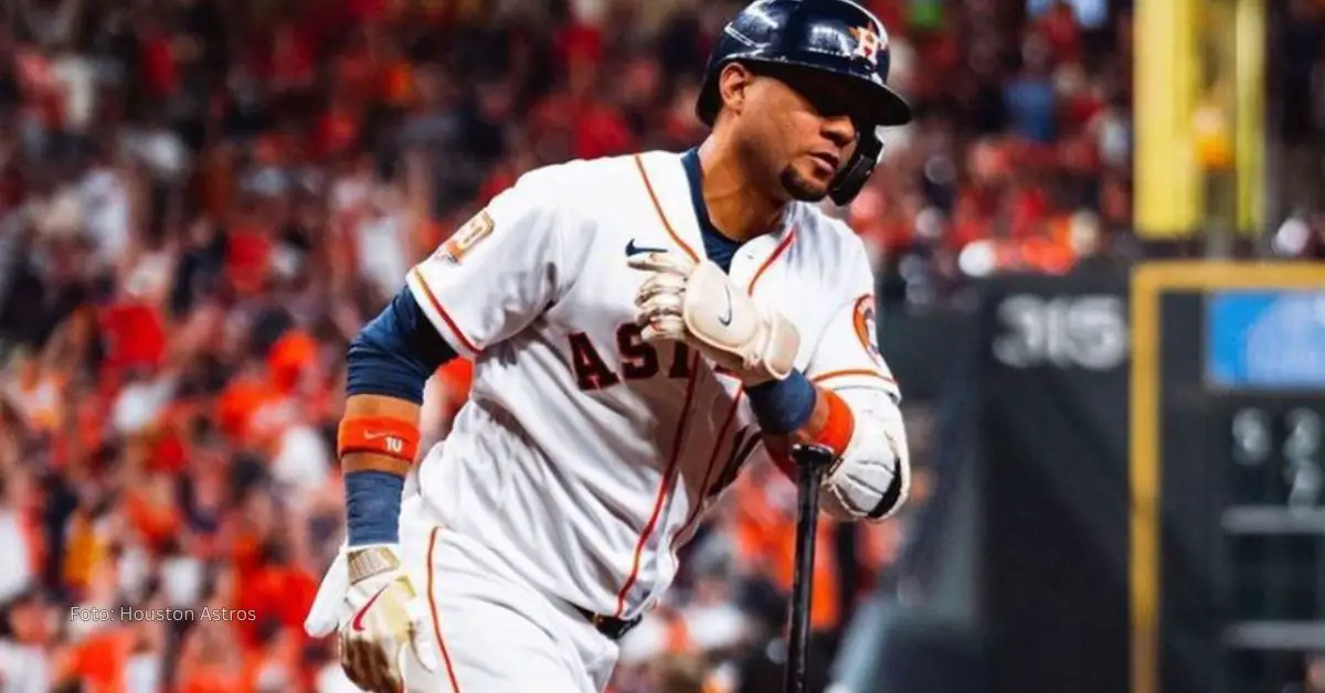 Yuli Gurriel lanzando el bate con uniforme de Houston Astros