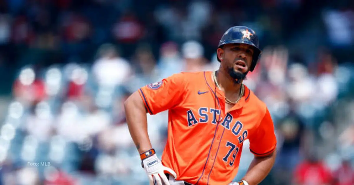 José Abreu luciendo con la camiseta de Houston Astrso