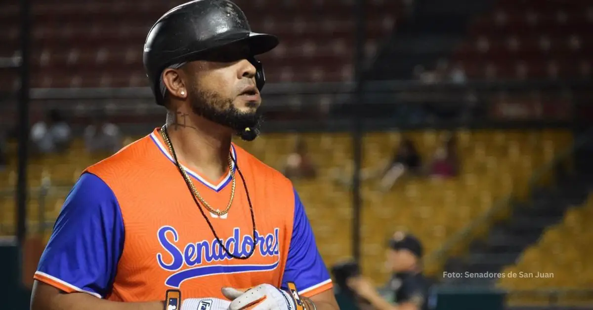 José Abreu luciendo con la camiseta de Senadores en Puerto Rico