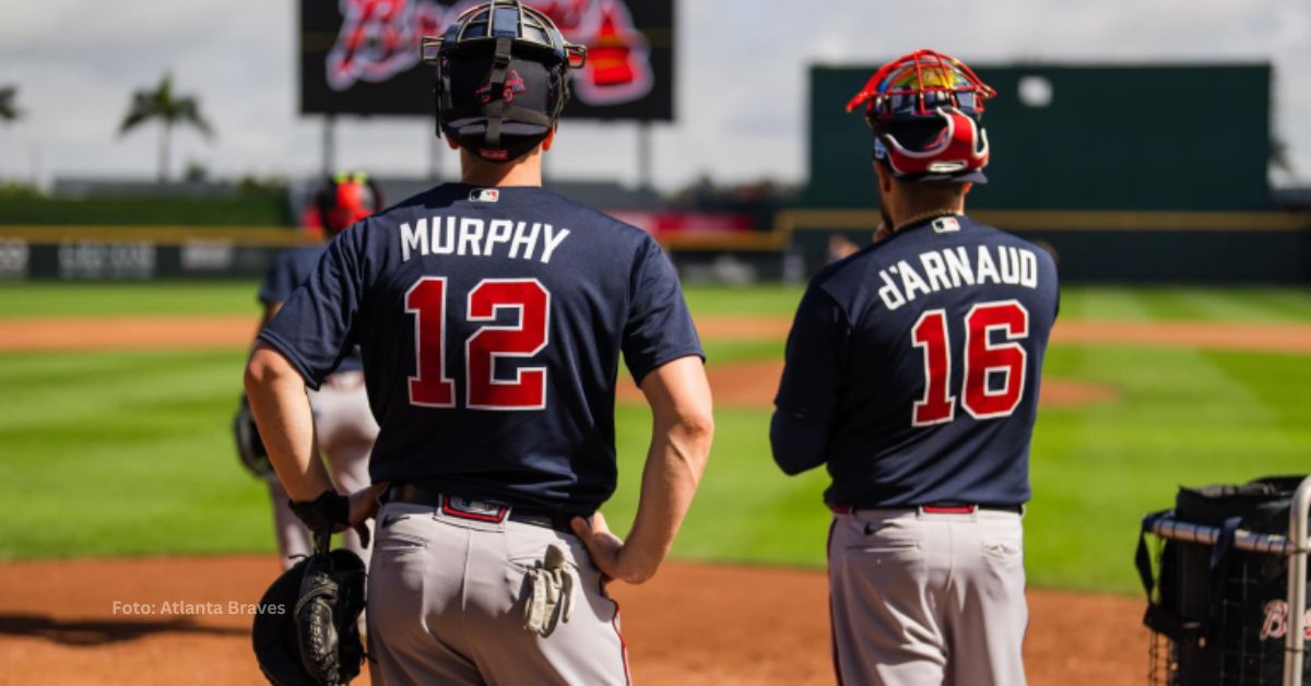 Travis d’Arnaud y Sean Murphy en Atlanta