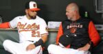 Robinson Chirinos en el dugout de Baltimore Orioles.