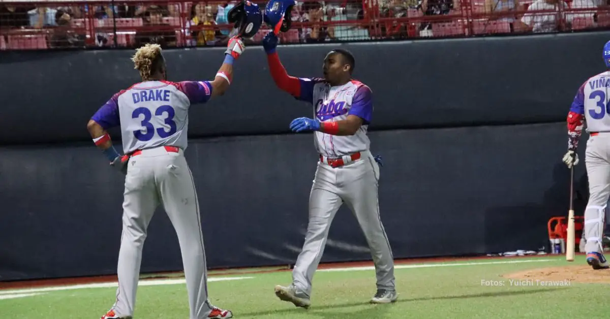 Yadir Drake celebra con el equipo Cuba