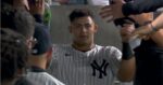 Jasson Domínguez en el dugout de New York Yankees celebrando tras anotar