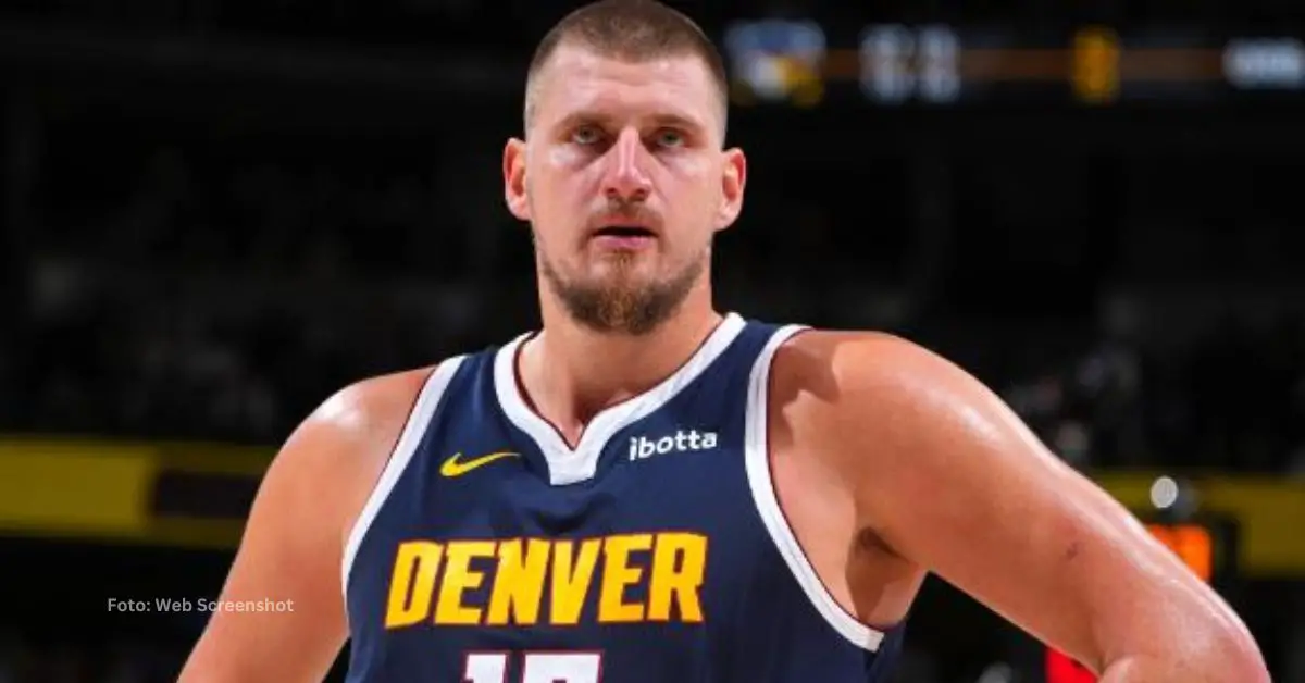 Nikola Jokic luciendo con Denver Nuggets en NBA