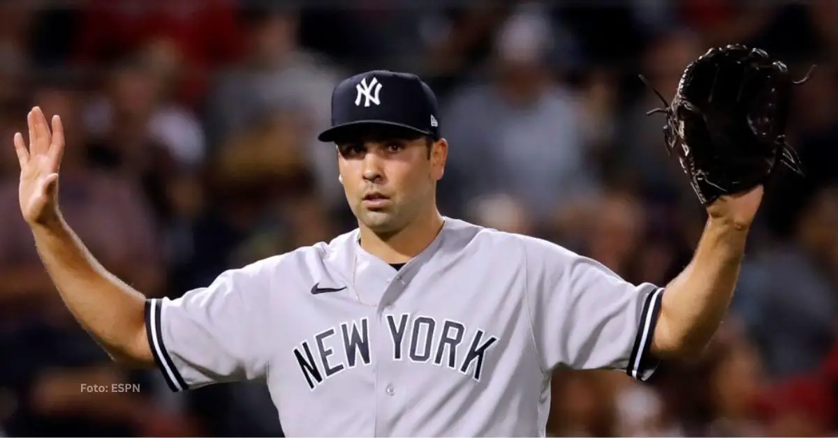 Lou Trivino con el uniforme de New York Yankees