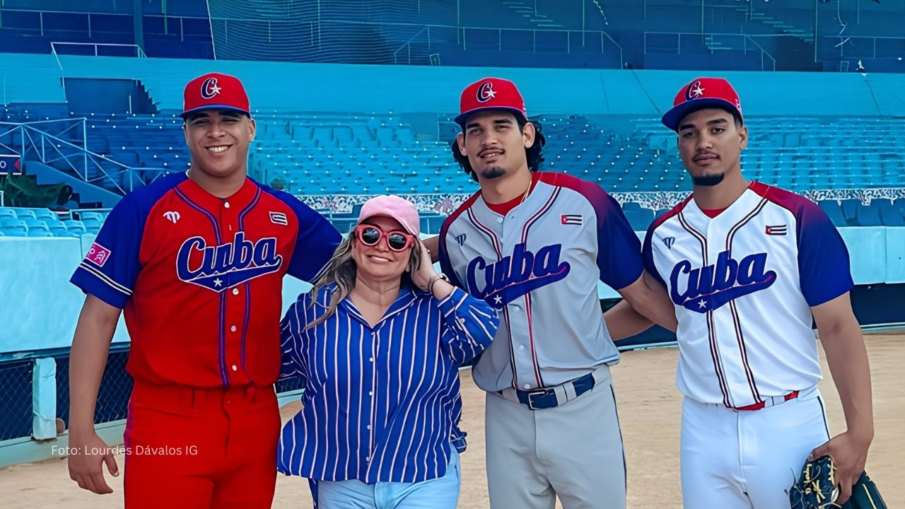 La abogada Lourdes Dávalos junto a Frank Abel Álvarez, Cristian Rodríguez y Darío Sarduy. Beisbol Cubano